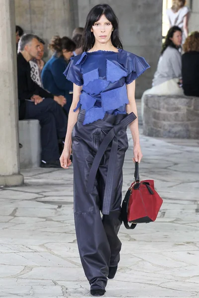 Look 16